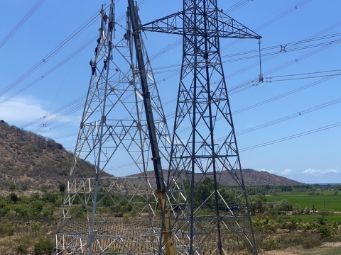 Thi công cẩu lắp đường dây 500KV