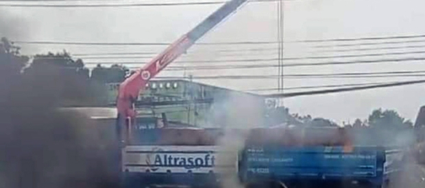 Xe cẩu vướng dây điện, tài xế nguy kịch